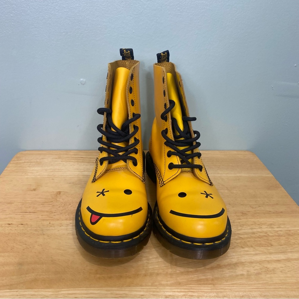 Dr Martens Hincky Smiley Face Lace Up Combat Boots Pascal 1460 Yellow Sz 7